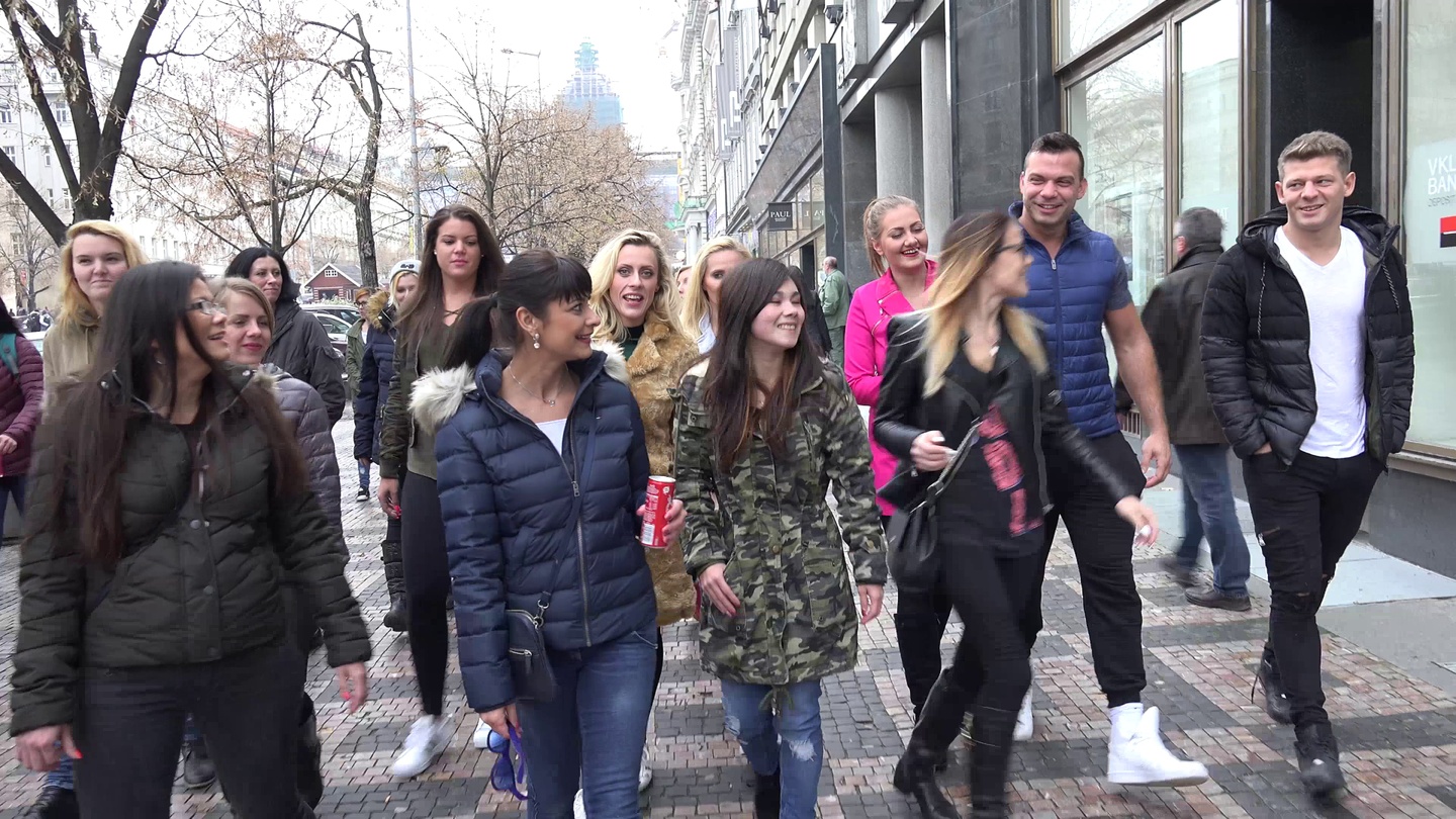 20 Nymphomaninnen jagen Männer auf der Straße - Teil 1