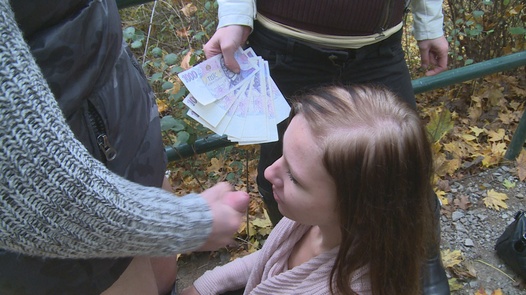 Niedlicher Uni-Student braucht Geld | Czech Couples 15