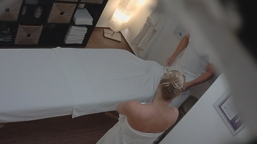 Blondes Modell bei der Massage 2 |  
	41 
