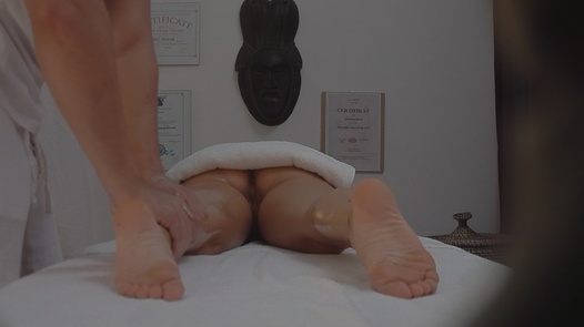 Pornostar genießt die Massage |  
	65 
