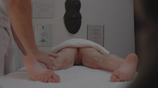 Schöne Rothaarige bekommt eine Anal-Massage | Czech Massage 70