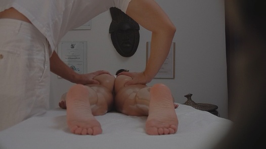 Brünette genießt die Muschi-Massage |  
	77 
