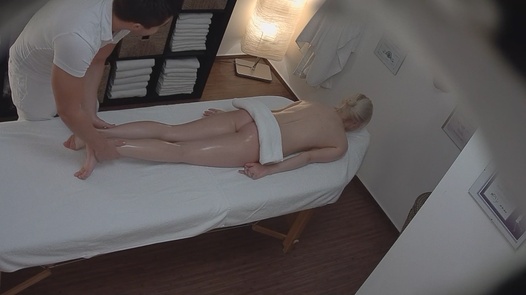 Blondine kam für eine erotische Massage |  
	117 
