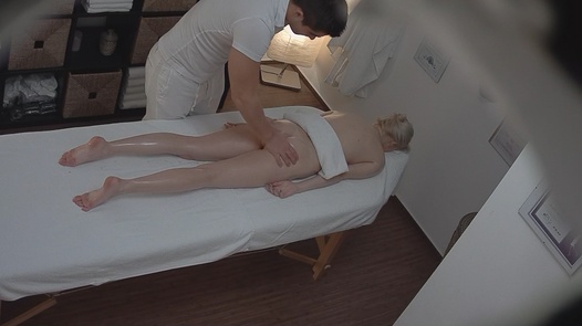 Blonde came for an erotic massage