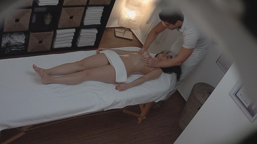 Brünette wird während der Massage gefingert |  
	119 
