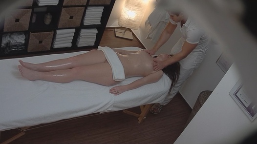 Brunette enjoys a pussy massage | Czech Massage 123