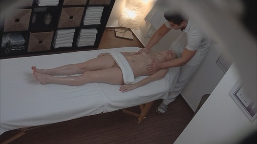 Junge Blondine gefingert während der Massage |  
	133 
