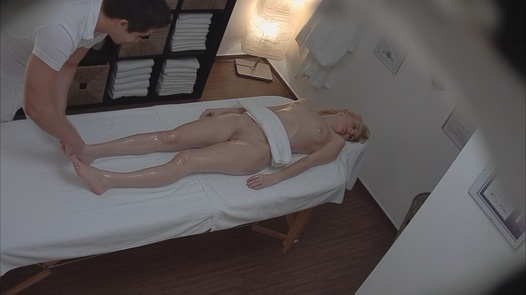 Junge Blondine gefingert während der Massage |  
	133 
