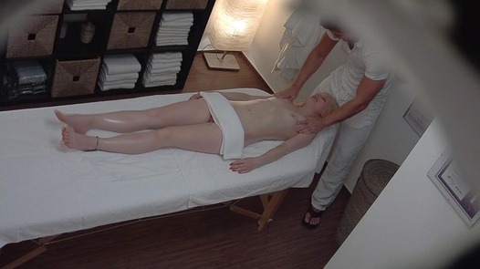 Blonde Fee kam für eine Massage | Czech Massage 201