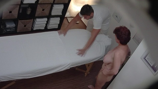 Vollbusige reife Dame bei einer Massage |  
	207 
