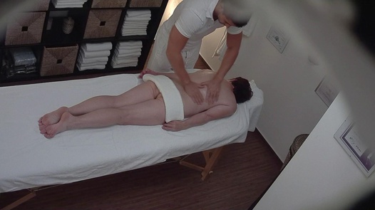 Vollbusige reife Dame bei einer Massage |  
	207 
