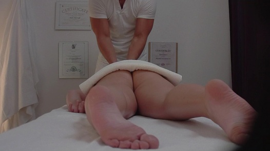 Brünette genießt die erotische Massage |  
	227 
