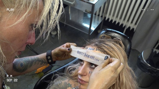 Forehead Tattoo | Dirty Sarah 7 díl 5