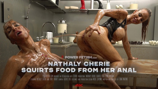 Nathaly Cherie spritzt Essen aus ihrem Anal
