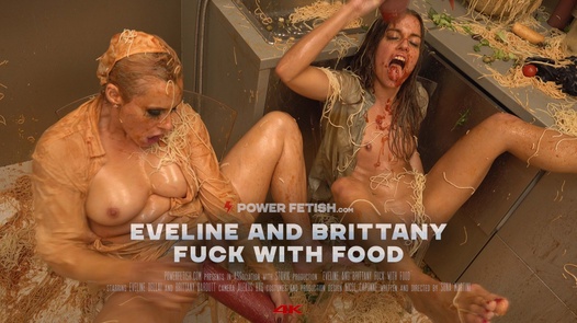 Eveline und Brittany ficken mit Essen