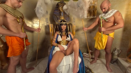 Kleopatra im 180°-Winkel |  
	32 

