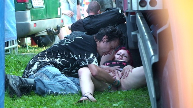 Festival Trashy Fun – Crazy Sex Behind a Trailer