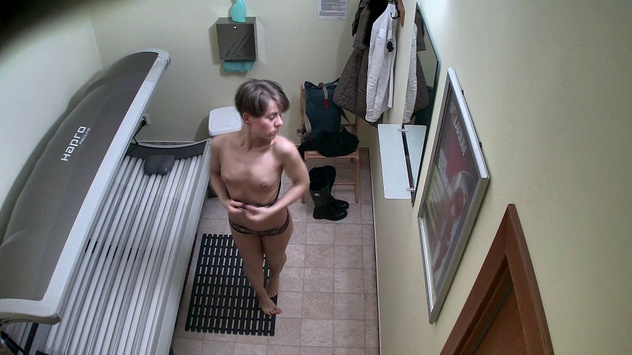 MILF in Solarium—Filmed Unknowingly