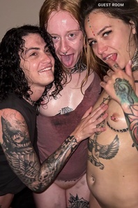 3. Download full pics of Day 10 - Kissing Room from r51.com